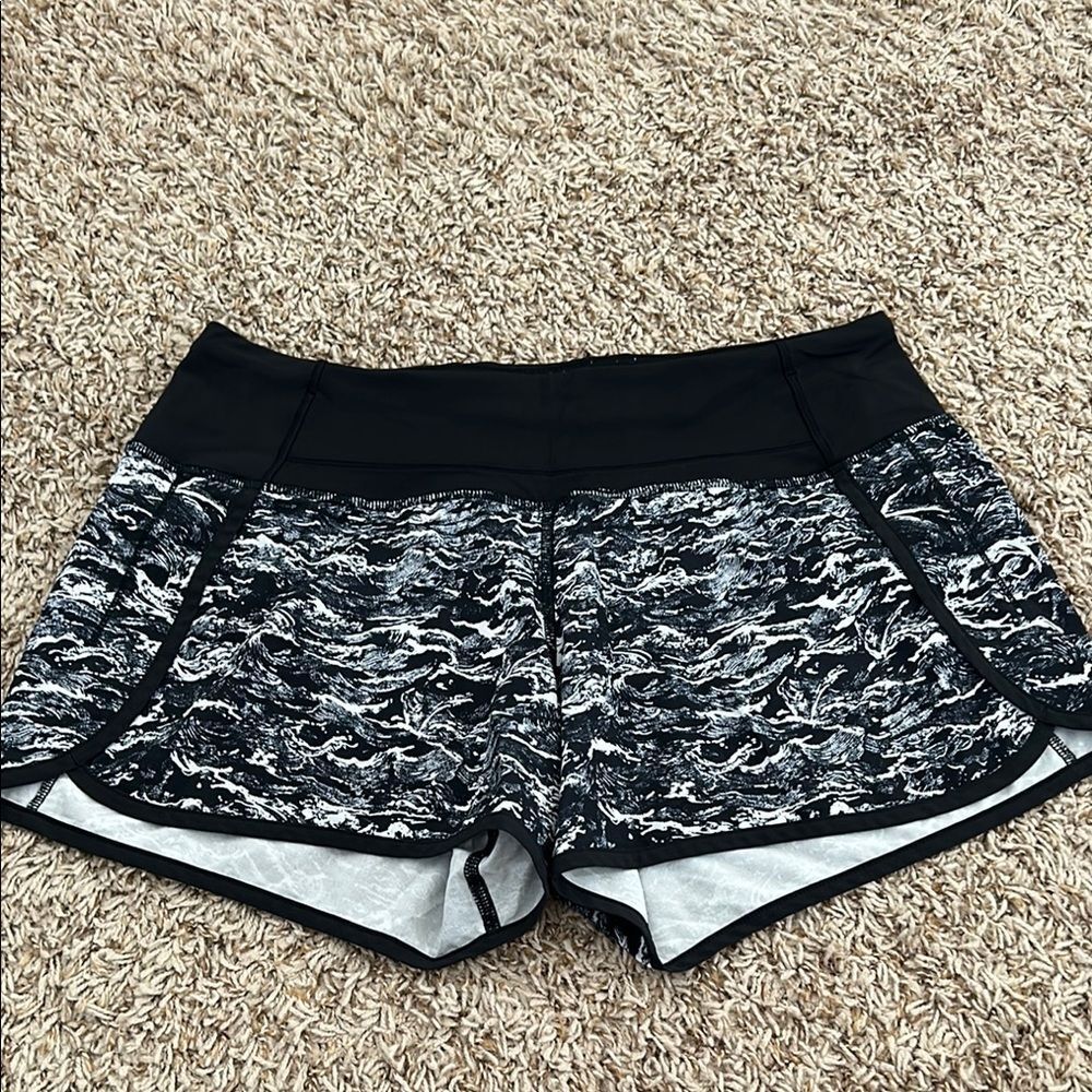Lululemon Black and White Patterned Shorts Size 6